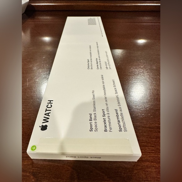Apple Watch Series 6 (44mm) with New in the Box Black Authentic Apple Watch Band - Picture 9 of 11